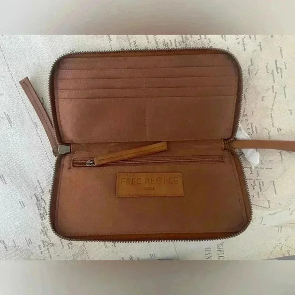 Free People Distressed Vegan Wallet/Wristlet, brown pebble texture New With Tags - Picture 6 of 10